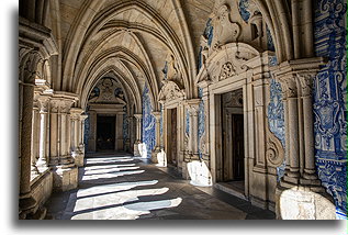 Krużganek z barokowymi azulejo::Cathedral, Porto, Porto, Portugalia::