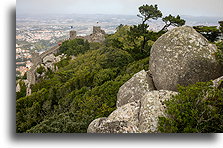 Mur obronny::Zamek Maurów, Sintra, Portugalia::
