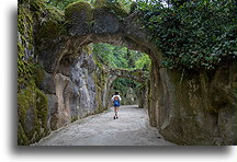 Przejście w parku::Quinta da Regaleira, Sintra, Portugalia::