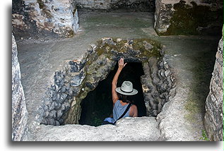 Grobowiec królewski::Caracol, Belize::