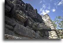 Maska w budowli B19::Caracol, Belize::
