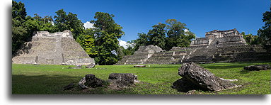 Plac między budowlami A3 i A6::Caracol, Belize::