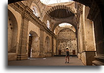 Kościół w klasztorze kapucynek::Antigua Guatemala, Gwatemala::