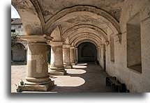 Dziedziniec klasztoru kapucynek::Antigua Guatemala, Gwatemala::