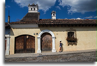 Brukowana ulica::Antigua Guatemala, Gwatemala::