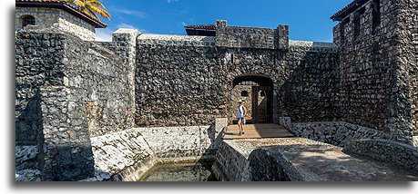 Most zwodzony nad fosą::Castillo de San Felipe de Lara, Guatemala::
