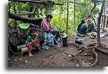 Przy telefonie::Semuc Champey, Gwatemala::