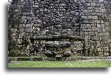 Maska w elewacji::Balamku, Campeche, Meksyk::