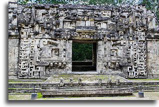 Otwarte 'usta'::Chicanná, Campeche, Meksyk::