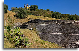 Obrośnięte wzgórze::Cholula, Puebla, Meksyk::