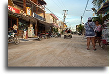 Piaszczysta ulica::Wyspa Holbox, Quintana Roo, Meksyk::