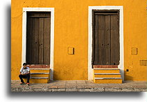 Chłopiec na schodach::Izamal, Jukatan, Meksyk::