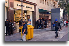 Policja anty-zamieszkowa::Miasto Meksyk, Meksyk::