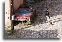 Dziewczyna z psem::Real de Catorce, San Luis Potosi, Meksyk::