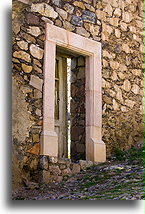 Uchylone drzwi::Real de Catorce, San Luis Potosi, Meksyk::