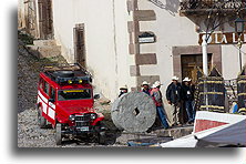 Czerwony Willys::Real de Catorce, San Luis Potosi, Meksyk::