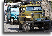 Dwa stare Jeepy::Real de Catorce, San Luis Potosi, Meksyk::