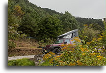 Parkng obok Puesta del Sol::San Jose del Pacífico, Oaxaca, Meksyk::