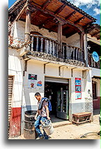 Drewniany balkon::Angahuan, Michoacán, Meksyk::