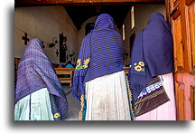 Modlitwy przy drzwiach::Angahuan, Michoacán, Meksyk::