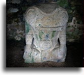 Bezgłowa rzeźba::Yaxchilán, Chiapas, Meksyk::