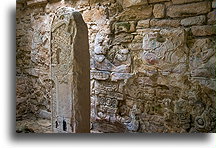 Stela 35 wewnątrz struktury 21::Yaxchilán, Chiapas, Meksyk::