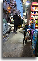 Dwaj chłopcy::Dzielnica Mea Shearim, Jerozolima, Izrael::