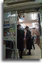 W księgarni::Dzielnica Mea Shearim, Jerozolima, Izrael::