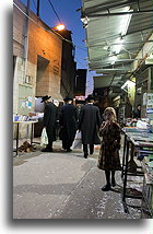 Dziewczynka na ulicy::Dzielnica Mea Shearim, Jerozolima, Izrael::