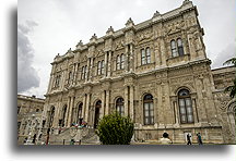 Pałac z boku::Pałac Dolmabahçe, Stambuł, Turcja::