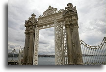 Brama do Bosforu::Pałac Dolmabahçe, Stambuł, Turcja::