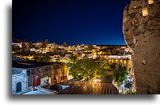 Göreme nocą::Göreme, Kapadocja, Turcja::