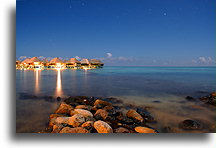 Domki na wodzie nocą #2::Moorea, Polinezja Francuska::