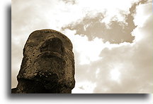 Samotna statua z Tongariki::Wyspa Wielkanocna::