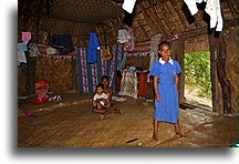 Wewnątrz bure #2::Fidżi, Oceania::