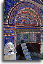 Fontanna z maską teatralną::Getty Villa, Kalifornia Stany Zjednoczone::