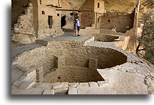 Kiva w domu z balkomen::Mesa Verde, Kolorado, USA::