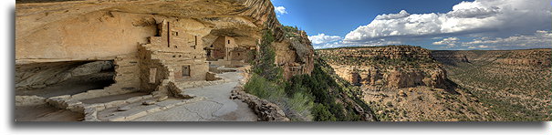 Widok domu z balkonem::Mesa Verde, Kolorado, USA::