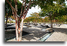 Ławki pamięci::Pentagon Memorial, Waszyngton, Stany Zjednoczone<br /> październik 2018::