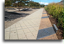 Linie wieku ofiary::Pentagon Memorial, Waszyngton, Stany Zjednoczone<br /> październik 2018::