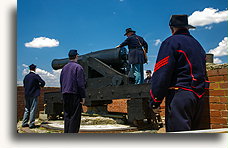 Żołnierze unijni strzelający 8-calowym działem Columbiad::Fort Delaware, Delaware, USA::