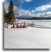 Czerwone krzesła Adirondack::Lake Placid, Nowy Jork, USA::