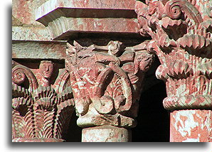 Kolumny klasztoru Cuxa::Muzeum Cloisters, Nowy Jork, USA::