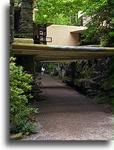 Przejście w Fallingwater::Fallingwater, Pensylwania. USA::