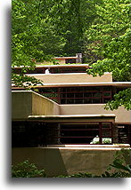 Fallingwater, widok z boku::Fallingwater, Pensylwania. USA::