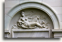 Płaskorzeźba z białego marmuru::Newport, Rhode Island, Stany Zjednoczone::