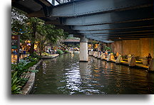 Pod mostem::San Antonio, Texas, USA::