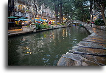 Nad rzeką::San Antonio, Texas, USA::