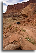 Pod wielkim głazem::Wyspa na Niebie, Canyonlands, Utah, USA::