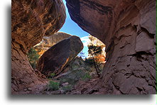 Pęknięta jaskinia::Rejon Igieł w Canyonlands, Utah, USA::